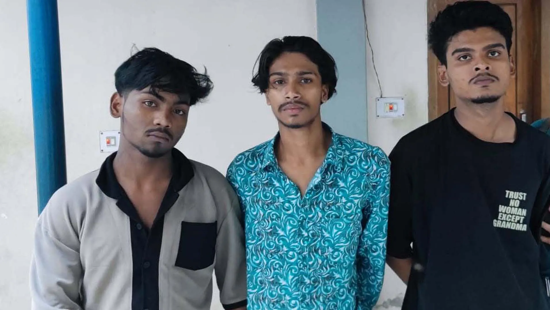 নেশার টাকা না পেয়ে বন্ধুদের নিয়ে ঘরে ভাঙচুর/ বরিশালে মাদকাসক্ত ছেলের বিরুদ্ধে মায়ের মামলা